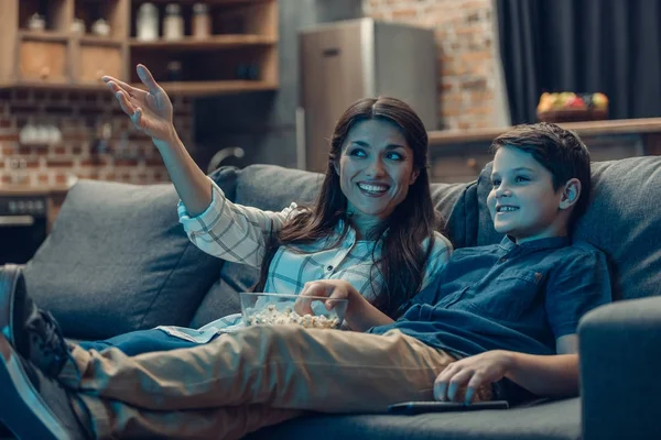 Famille regarder la télévision — Photo de stock