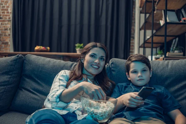 Menino e mãe assistindo filme — Fotografia de Stock