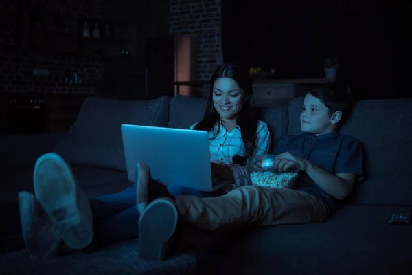 Famiglia guardando film sul computer portatile — Foto stock