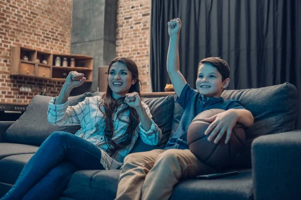 Torcendo família assistindo basquete — Fotografia de Stock