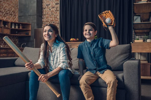 Animando a la familia viendo béisbol en el sofá - foto de stock