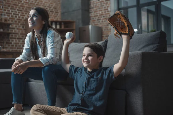 Веселий хлопчик і мати дивиться бейсбол — стокове фото