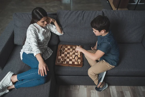 Мать и сын играют в шахматы — стоковое фото