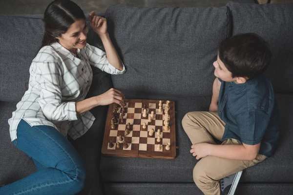 Famille jouant aux échecs — Photo de stock