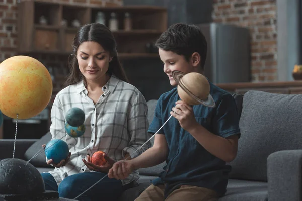 Mother and son assembling Galaxy model — Stock Photo