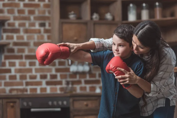 Madre e figlio pratica boxe — Foto stock