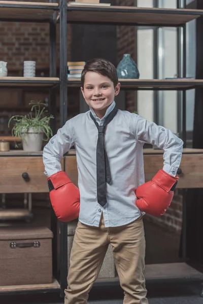Niño en guantes de boxeo - foto de stock