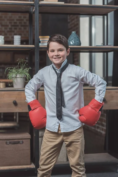 Kleiner Junge in Boxhandschuhen — Stockfoto