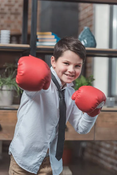 Ragazzino in guanti da boxe — Foto stock