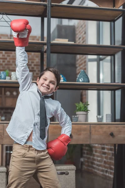 Menino alegre em luvas de boxe — Fotografia de Stock