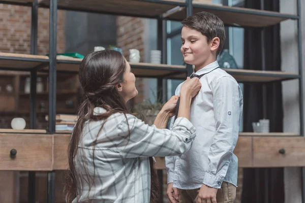 Mutter bindet Krawatte an Sohn — Stockfoto