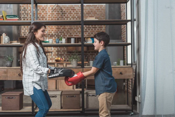 Mother and son practice boxing — Stock Photo