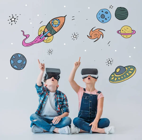 Niños usando auriculares de realidad virtual - foto de stock