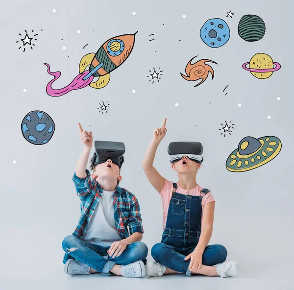 Enfants utilisant des casques de réalité virtuelle — Photo de stock