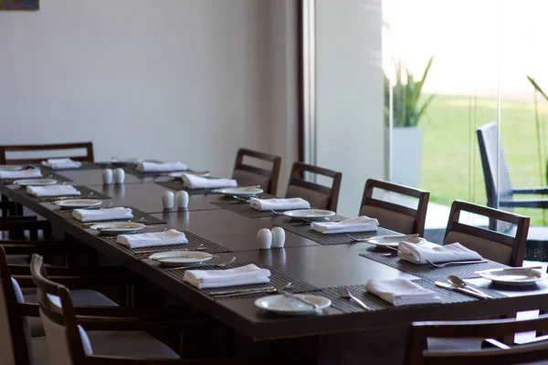 Mesa servida em restaurante vazio — Fotografia de Stock