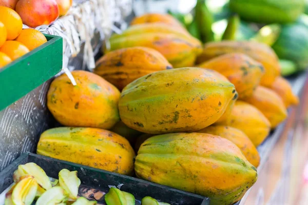 Caja de papayas en el mercado - foto de stock