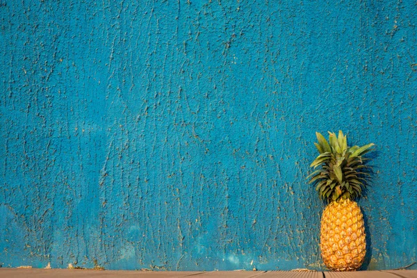 Piña frente a la pared azul - foto de stock