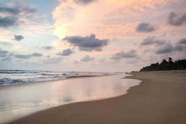 Sunset over tropical beach — Stock Photo