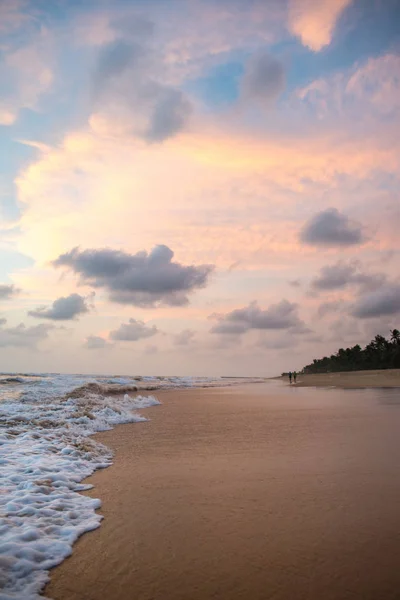 Pôr do sol sobre praia tropical — Fotografia de Stock