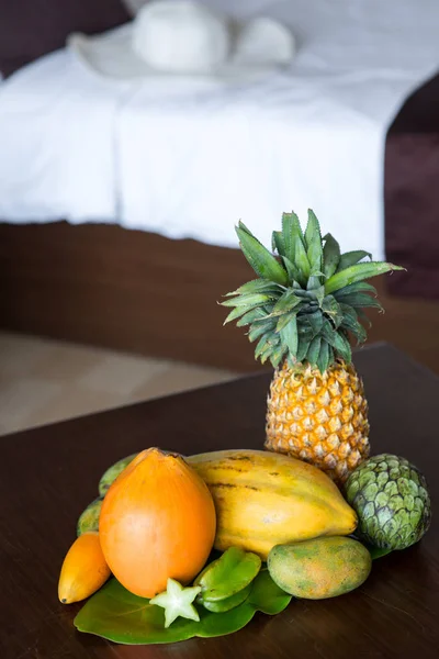 Composición de frutas tropicales - foto de stock