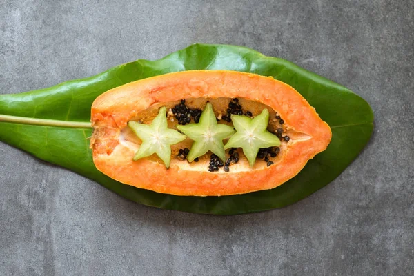 Carambole e composição de frutos de mamão — Fotografia de Stock