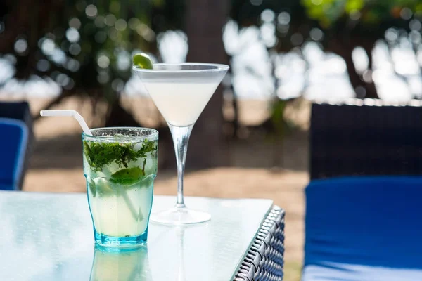 Margarita and mojito cocktails — Stock Photo