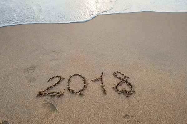 2018 panneau sur la plage de sable — Photo de stock