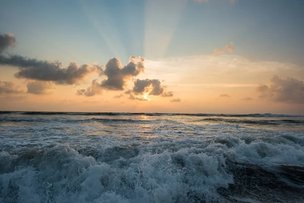 Puesta de sol sobre el mar - foto de stock