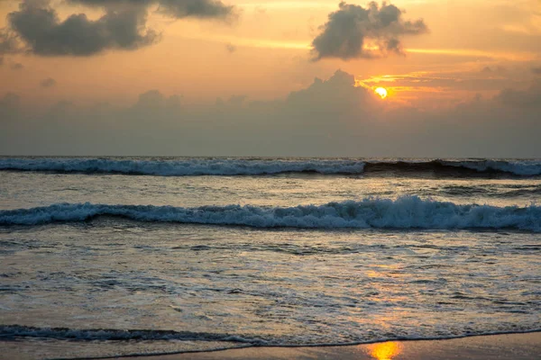 Pôr do sol sobre o mar — Fotografia de Stock