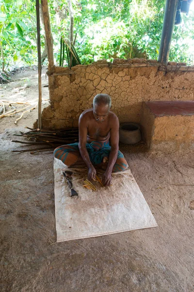 Індійський чоловік різьблення дерев'яною палицею — стокове фото