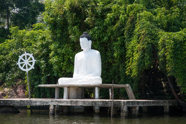 Statue de bouddha sur la rive de la rivière — Photo de stock