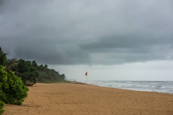Cielo tormentoso sobre el mar - foto de stock