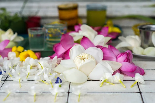 Flores en azulejos en el templo de buddha - foto de stock