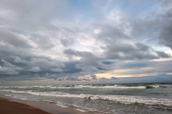 Cielo nublado sobre el mar - foto de stock