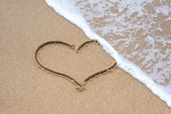 Знак в форме сердца на песке — стоковое фото