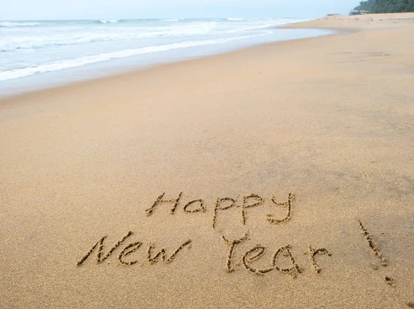 Feliz ano novo sinal na praia — Fotografia de Stock