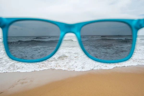 Mar a través de gafas de sol - foto de stock