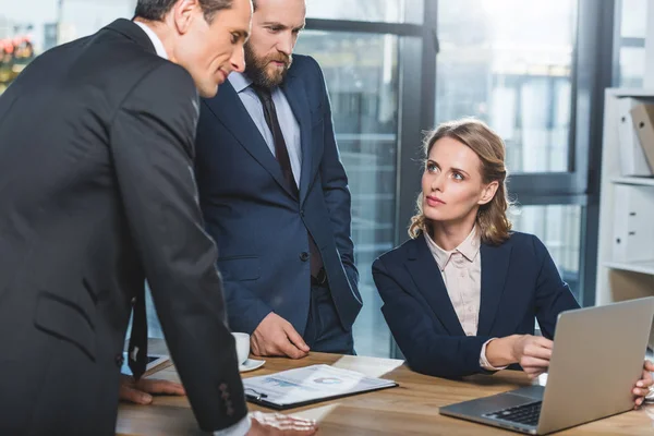 Abogados que utilizan ordenador portátil durante el trabajo - foto de stock