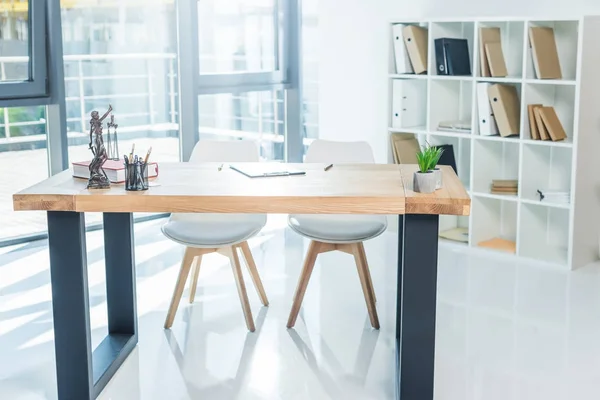 Lugar de trabajo vacío en la oficina - foto de stock