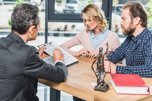 Coppia discutendo contratto con avvocato — Foto stock