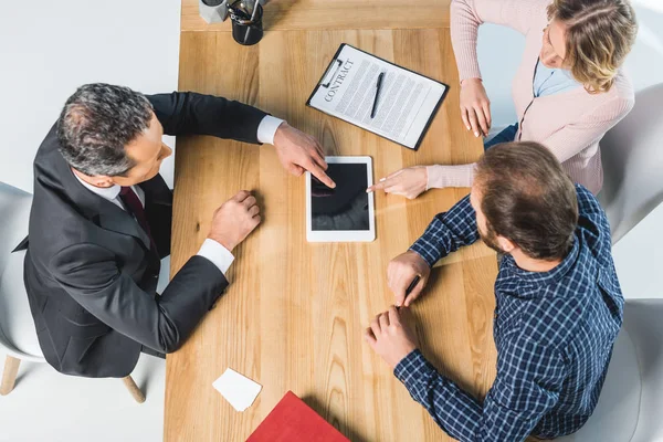 Abogado y clientes que tienen reunión - foto de stock