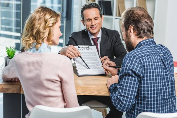 Avocat montrant le contrat aux clients — Photo de stock