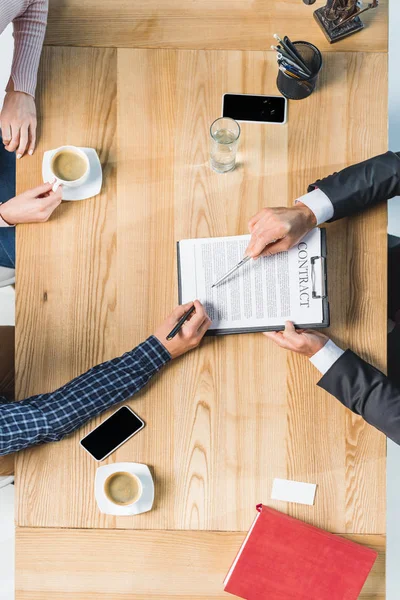 Man signing contract — Stock Photo