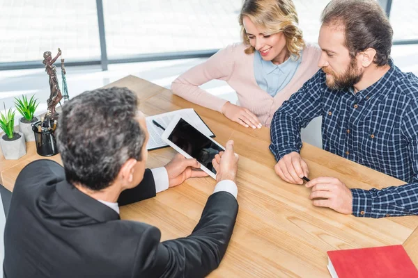 Pareja teniendo reunión con abogado - foto de stock