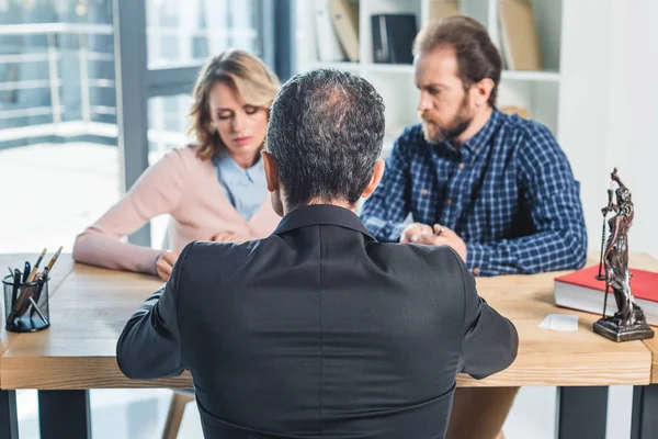 Pareja teniendo reunión con abogado - foto de stock