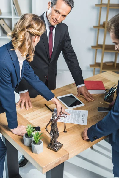 Advogados que discutem contratos em exercício — Fotografia de Stock