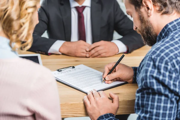 Homme signant un contrat — Photo de stock