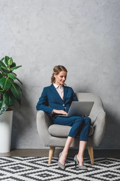 Businesswoman working on laptop — Stock Photo