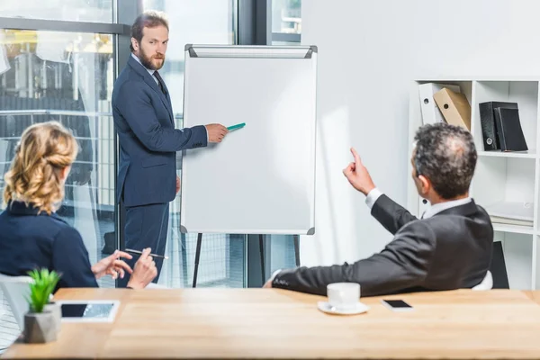 Anwälte bei Treffen im Amt — Stockfoto