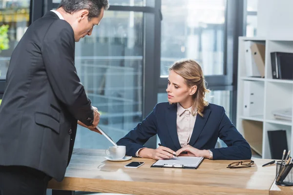 Berufskollegen diskutieren über Arbeit — Stockfoto